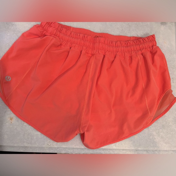 Lululemon Coral Hotty Hot short 2.5” (Country club partnership logo) - Picture 5 of 7